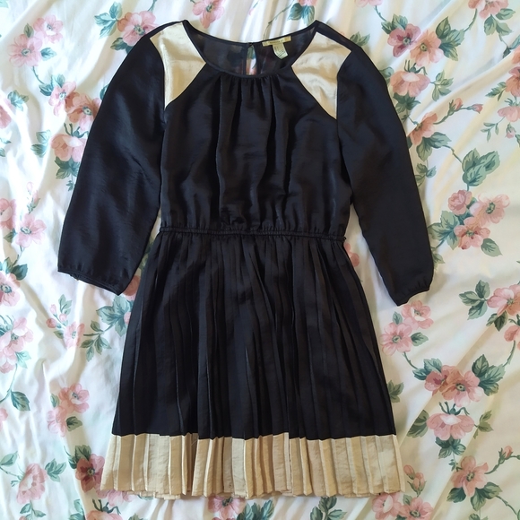 Pleated Colorblock Black Long Sleeve Dress - Picture 6 of 7